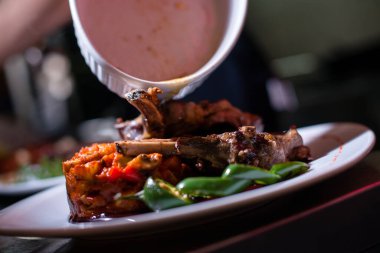 Restorandaki öğle yemeğini kapat, et ve sebzeler, üzerine sos koy..