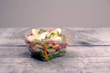 Yumurtalı ve yaprak sebzeli taze salata..