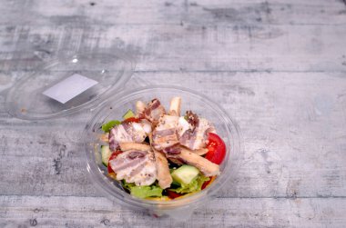 Yüksek açılı et ve marullu salata kasesi..