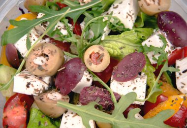 Akdeniz salatası, zeytin, fasulye, peynir, limon, domates, marul, perkill.