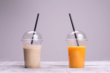 Taze meyve suyu ve pipetli içecek bardakları..