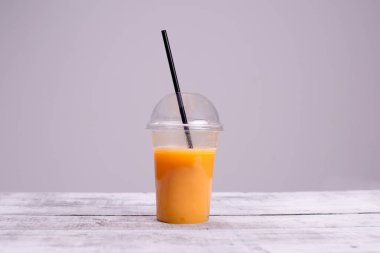 Taze portakal suyu ve pipet içmek..