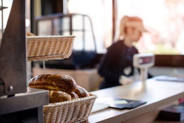 Fırında çalışan kadın, ön plandaki ekmeğe odaklan..