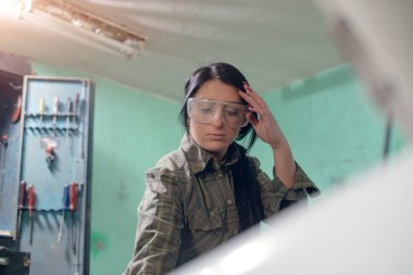 Senin kadın araba servisinde çalışıyor.