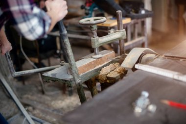 Genç ve çekici sarışın kadın marangoz atölyesinde çalışıyor.