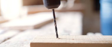 Genç ve çekici sarışın kadın marangoz atölyesinde çalışıyor.