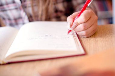 Öğrencilerin el yazısını, not defterine yazmayı, sınavlara hazırlanmayı kes.