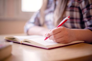 Masada beyaz kadın öğrencilerin öğrenmesinden çıkarılmış..