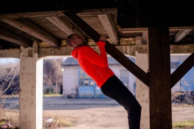 Adam egzersiz yapıyor, daha güçlü kollar için egzersiz yapıyor, açık havada..