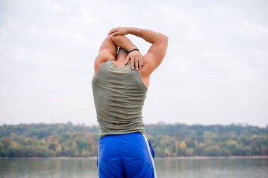 Adam plajda işten sonra geriniyor..