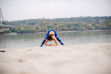 Sahilde ısınan genç bir kadının ön görüntüsü..