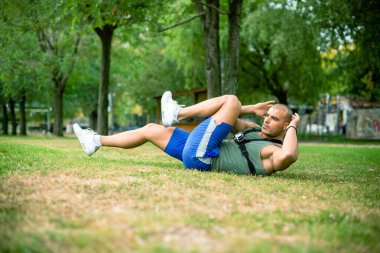 Kafkas atleti çimlerin üzerinde mekik çekiyor..