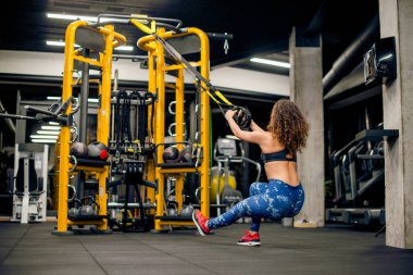 Çekici genç bayan, şehvetli bir eğitim alıyor.