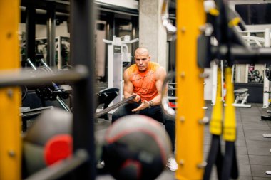 Adam ipi çekerek antrenman yapıyor.