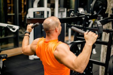 Adam spor salonunda çıldırıyor.