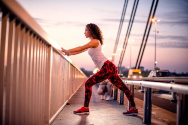 Dışarıda egzersiz yapan genç bir kadın, yan görüş..