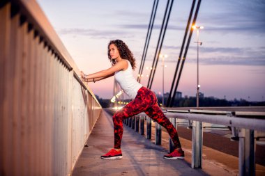 Dışarıda sabah egzersizi yapan genç bir kadın..