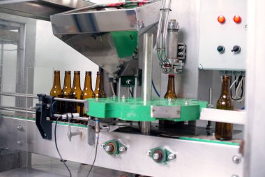 Küçük bira fabrikasında şişe imalatı.