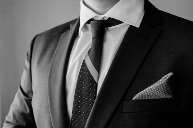 Damat resepsiyona hazırlanırken yakın çekim