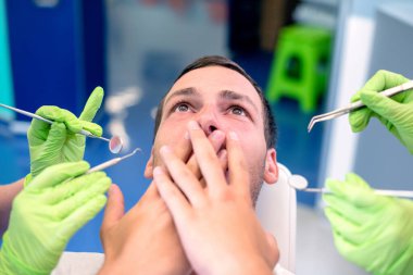 diş hekimi ve korkmuş hasta.