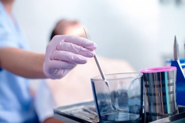 Diş aygıtlarını seçen dişçiyi kapat.