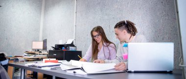 Fikirlerini geliştiriyorlar..