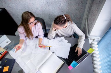 meslektaşı ile tartışırken işkadını.