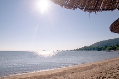 Deniz kıyısında güzel bir yolculuk.