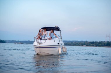 Huzurlu bir suda yelken açmak