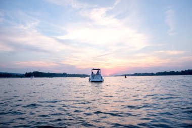 Gün batımında bir nehirde tekne