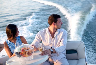 Sürat teknesinde eğlenen arkadaşlar