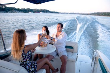 Teknede içen arkadaşlar