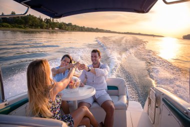 Teknedeki arkadaşlar parti veriyor.