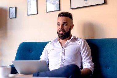 Konfor ve stil içinde çalışmak.