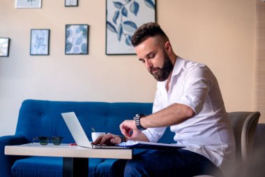 Kafedeki kol saatindeki saate bakan bir iş adamı. İş konsepti.