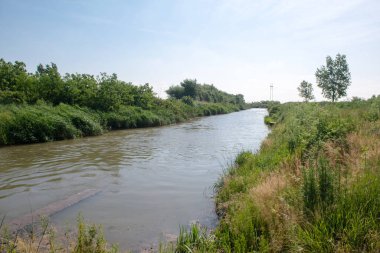 Issız bir yerde nehir.