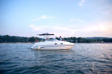 Yaz günbatımında tekne, parti için hazır.