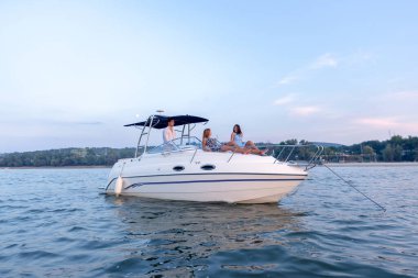 Yaz günbatımında tekne, parti için hazır.