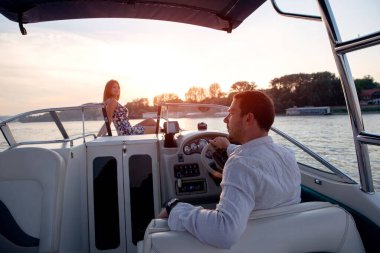 Lüks bir teknede kadın ve erkek