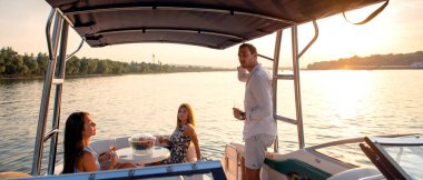 Arkadaşlar teknede eğleniyor, içiyorlar.