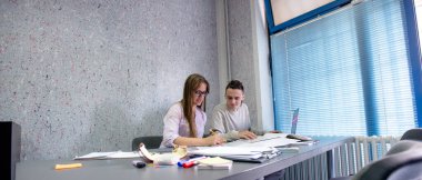 Yaratıcı ofisteki adam ve kız