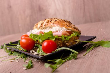 Güzel süslemeli sandviç tabağı.