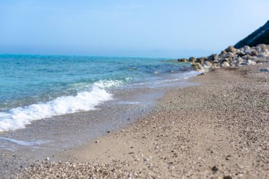 Turkuaz suyu ve egzotik varış noktası olan güzel, huzurlu çakıl taşı plajı.