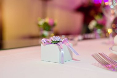Düğün resepsiyonunda güzel dekore edilmiş küçük bir kutu.