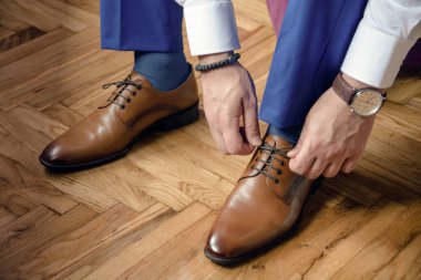 Modern adam giyiniyor.