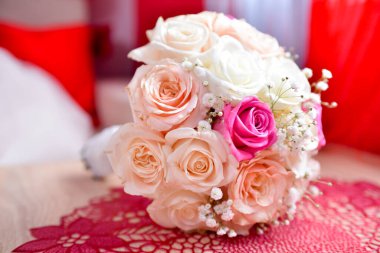 Gelin buketi masanın üstünde.