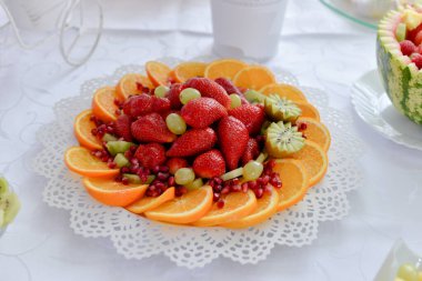 Güzel dekore edilmiş meyve servisi.