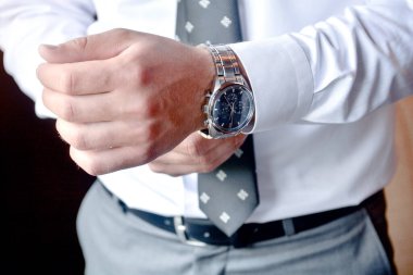 Zarif adam hazırlanıyor.