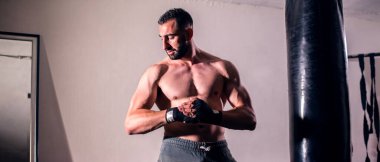 Boksör ve sokak dövüşçüsü maç, antrenman ve poz için hazırlanıyor.