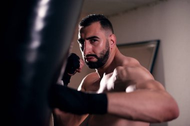 Genç adam boks egzersiz